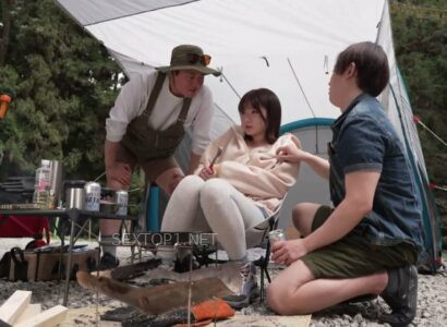 Em gái cắm trại một mình trong rừng thì được mấy anh trai đến “thăm hỏi”