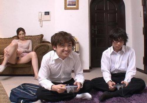 Mải mê chơi game mà thằng bạn thân địt mẹ kế mình cũng không biết